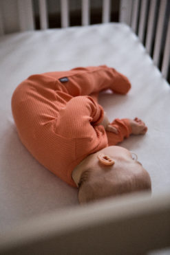 Pomarańczowy pajacyk dla niemowląt prążkowany