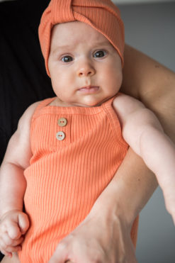 Opaska niemowlęca z prążkowanego materiału pomarańczowa